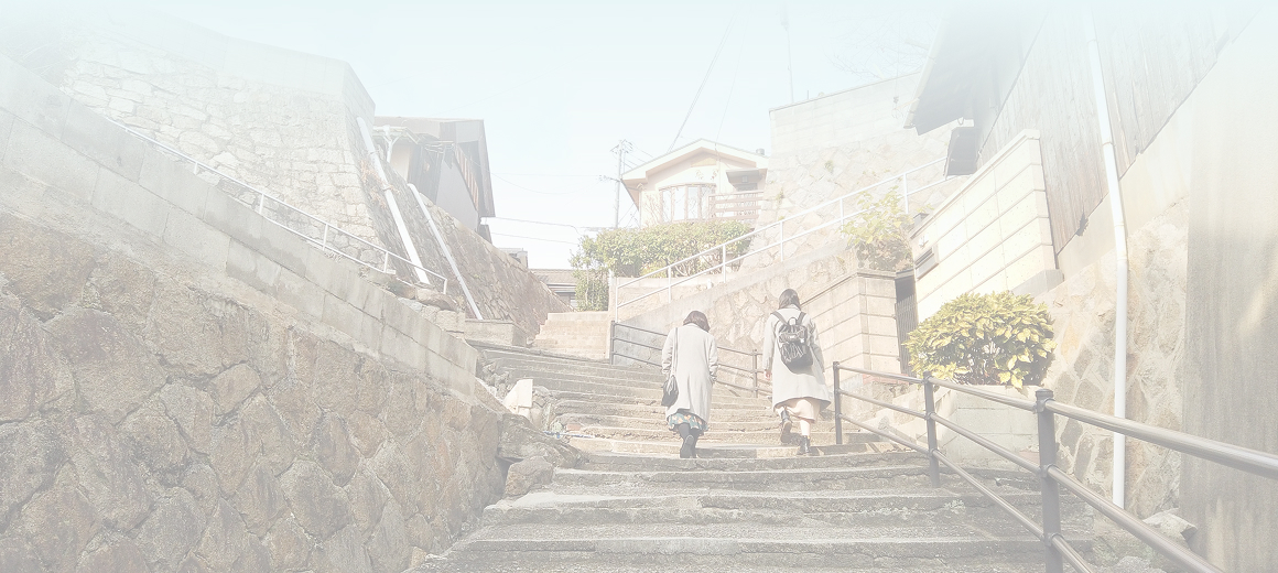 女性2人が写っています