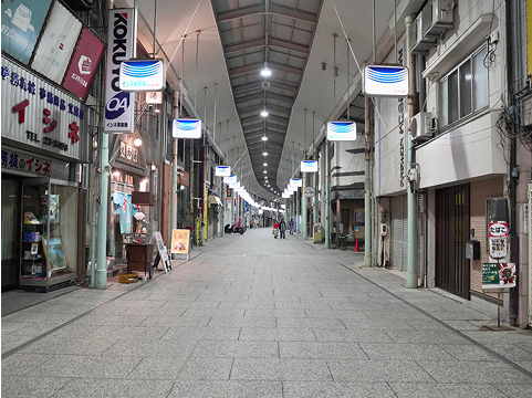 商店街の中が写っている写真です